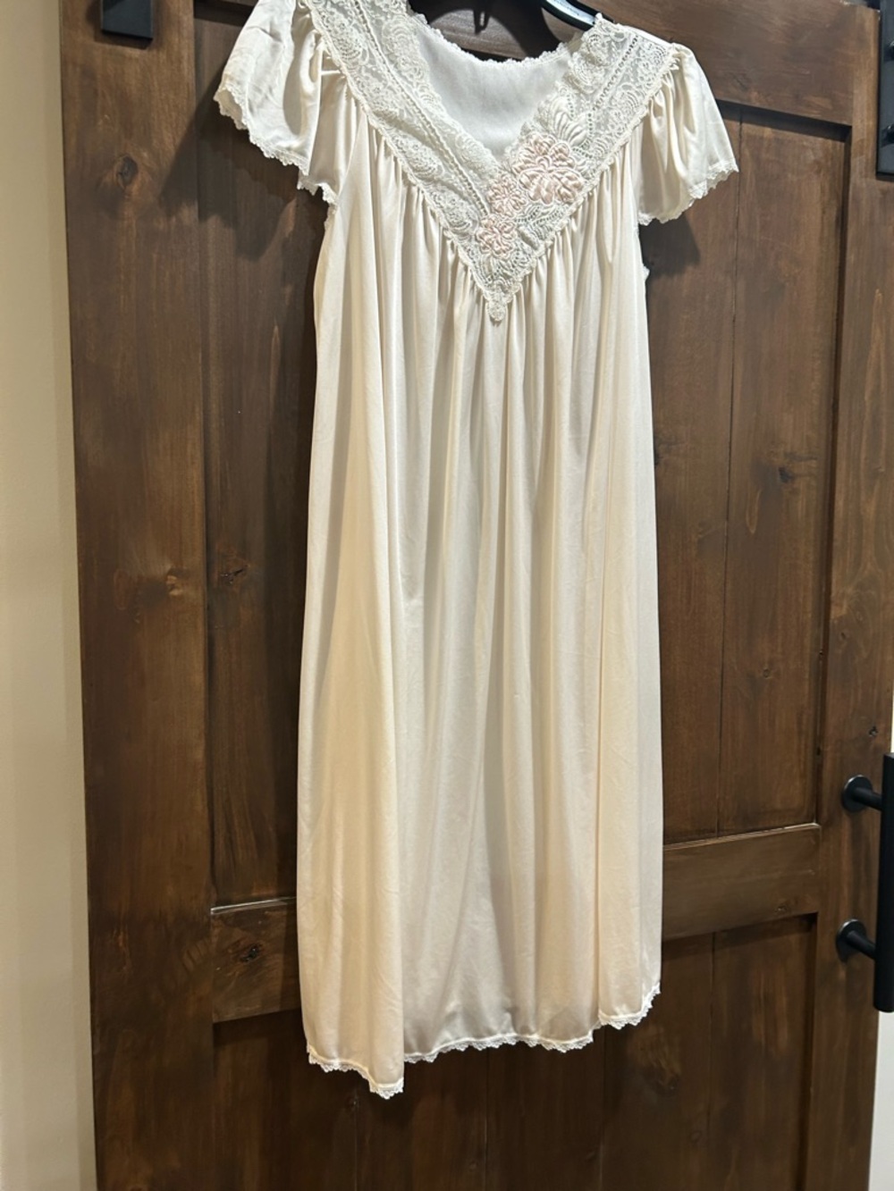 E768- Vintage Women's Lace-Trim Nightgown Creme Sz M EUC